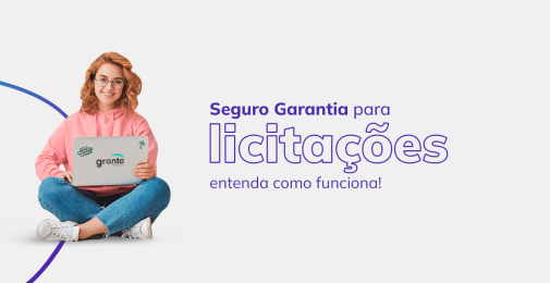 Arte da Capa Seguro Garantia Licitação: entenda como funciona! Na imagem há uma moça sorridente, sentada com as pernas cruzadas segurando um notebook no colo.